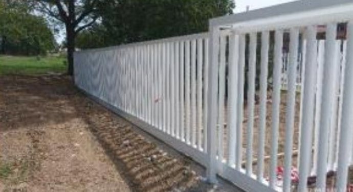 Cerramiento del Polígono Industrial Malpesa, en Salteras (Sevilla).