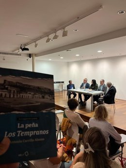 La presentación del libro La Peña de los Tempranos llena de público y flamenco el Museo de la Guitarra
