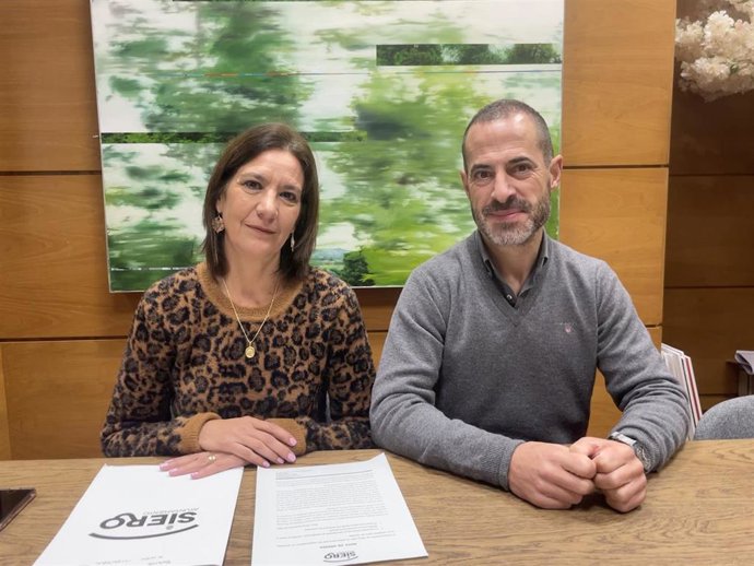 La concejala de Comercio y Hostelería, Movilidad  y Transporte Público, Patricia Antuña González, y alcalde de Siero, Ángel García González.