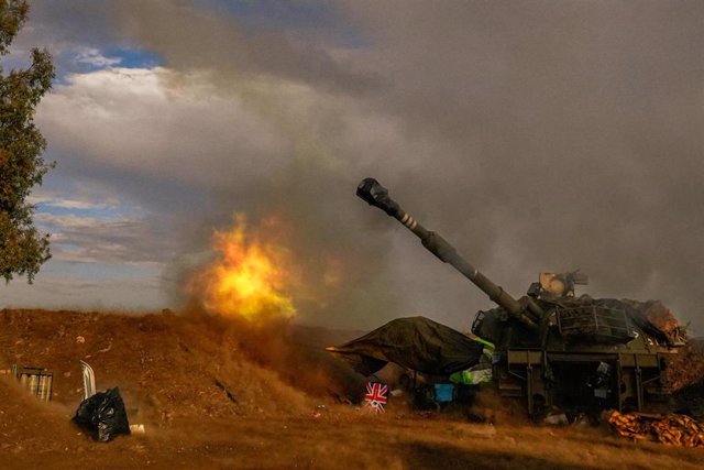 Tanques israelíes disparan hacia posiciones de Hizbolá en el sur de Líbano.