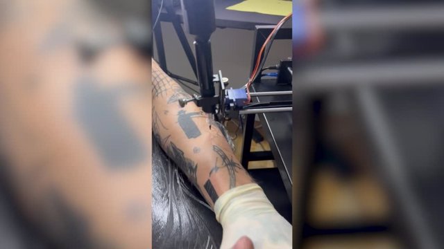 Este hombre ha diseñado un dispositivo que puede hacer tatuajes, eliminando la necesidad de que un tatuador real haga todo el trabajo.