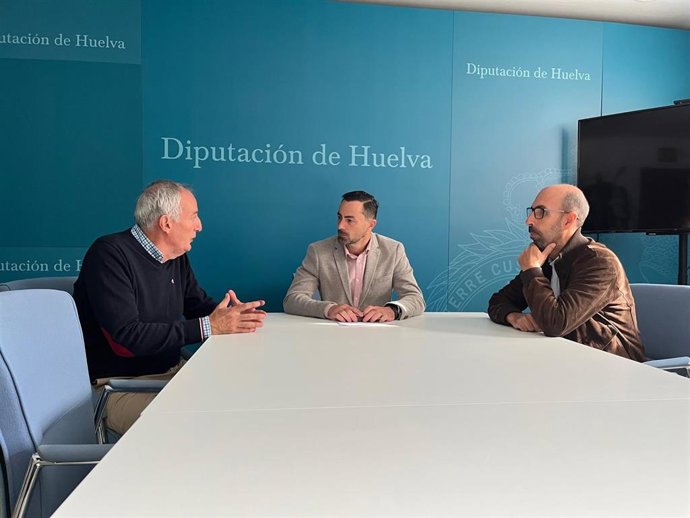 El diputado del Área de Deportes de la Diputación de Huelva, Juan Daniel Romero, se ha reunido con el presidente del Real Club Recreativo de Tenis de Huelva, Rafael Romero.