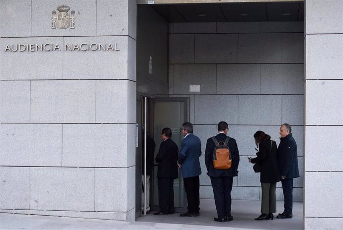 Archivo - El ex-jefe de Gabinete de la Diputación de León Pedro Vicente Sánchez García (1d) a su llegada a la Audiencia Nacional para el juicio por la trama leonesa del caso Púnica, a 10 de noviembre de 2022, en Madrid (España). 