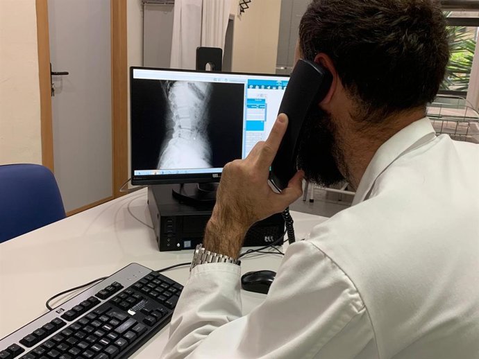 Archivo - Imagen de uno de los médicos especialistas durante una teleconsulta