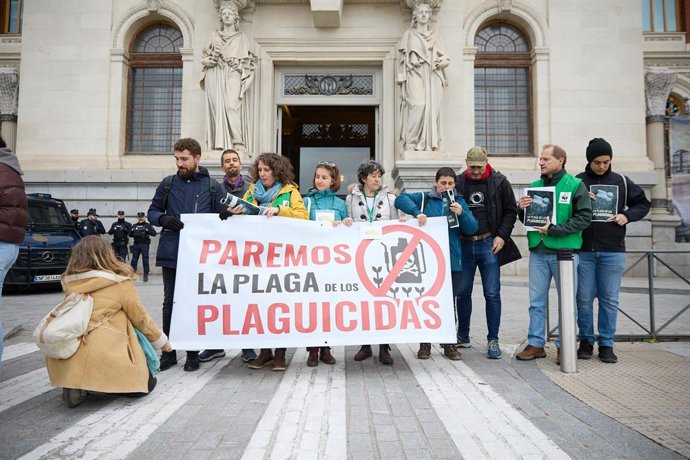 Varias personas sostienen una pancarta que reza: 'Paremos la plaga de los plaguicidas' durante una concentración frente al Ministerio de Agricultura, Pesca y Alimentación, a 3 de noviembre de 2023, en Madrid (España). Más de un centenar de entidades agr