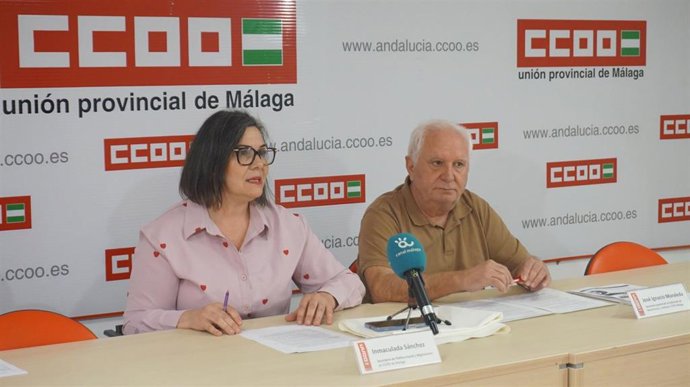 La secretaria de Política Social y Migraciones de CCOO de Málaga, Inmaculada Sánchez, y el secretario general de la Federación de Pensionistas y Jubilados de CCOO de Málaga, Jose Ignacio Moraleda, en rueda de prensa.