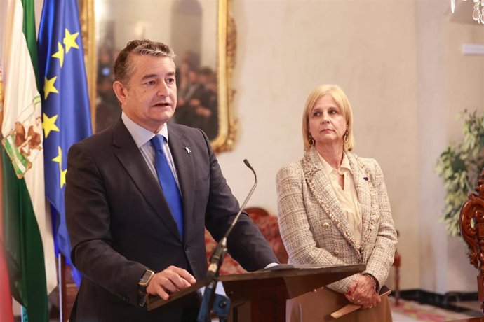 Antonio Sanz realiza declaraciones en su visita institucional al Ayuntamiento de Jerez.