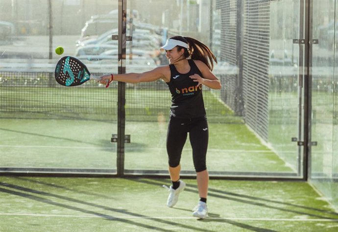 Archivo - Una jugadora de pádel 