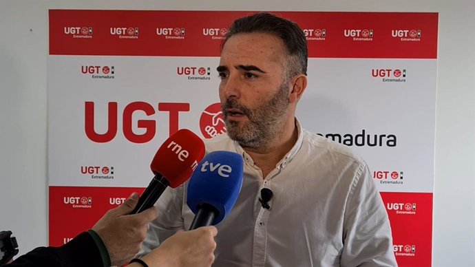 El secretario de Política Institucional y Empleo de UGT Extremadura, Francisco Morcillo, valora los datos de paro