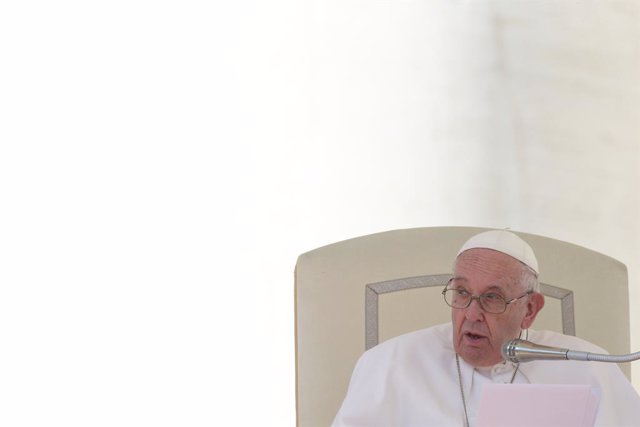 Archivo - 15 October 2022, Vatican, Vatican City: Pope Francis speaks during the audience to Italian and foreign members of the "Comunione e Liberazione" at St. Peter's Square. Photo: Evandro Inetti/ZUMA Press Wire/dpa