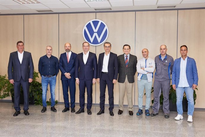 Christian Vollmer, presidente del Consejo de Administración de Volkswagen Navarra, con representantes de la dirección y del comité de empresa de la planta de Landaben.