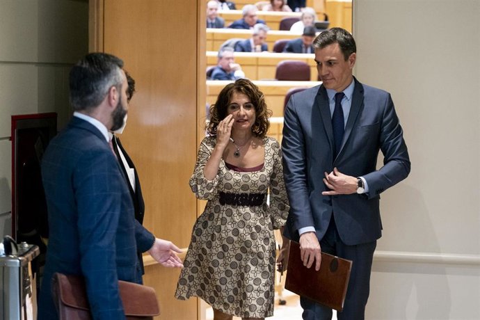 Archivo - La ministra de Hacienda, María Jesús Montero y el presidente del Gobierno, Pedro Sánchez, a su salida de una sesión de control al Gobierno en el Senado, a 26 de abril de 2022, en Madrid (España). Esta es la segunda vez que el presidente del Ej