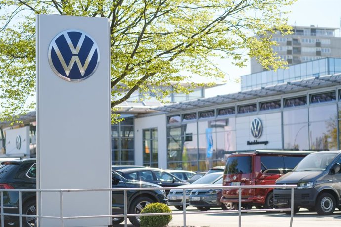 Archivo - 20 April 2020, Lower Saxony, Wolfsburg: Volkswagen logo is seen on the premises of a car dealership. Volkswagen was preparing on Monday to partly resume manufacturingvehicles in Germany, following the production halt caused by the coronavirus