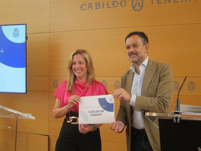 La presidenta del Cabildo, Rosa Dávila, y el vicepresidente, Lope Afonso, posan junto al proyecto de presupuestos de 2024