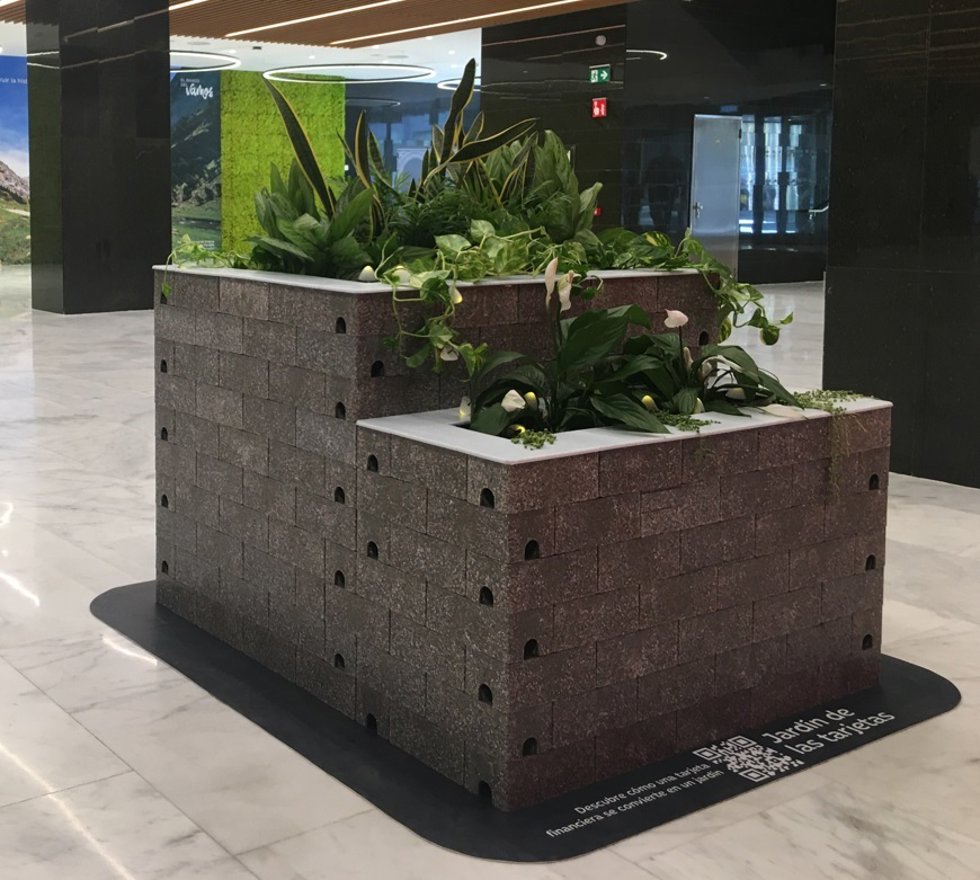 Jardinera realizada a partir de 25.000 tarjetas de crédito en desuso.