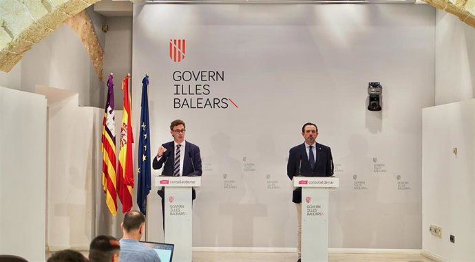 El conseller de Economía, Hacienda e Innovación, Antoni Costa, y el conseller de Empresa, Empleo y Energía, Alejandro Sáenz de San Pedro, en rueda de prensa.