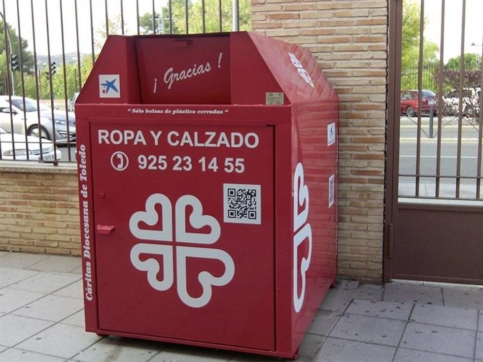 Archivo - Contenedor de ropa y calzado de Cáritas