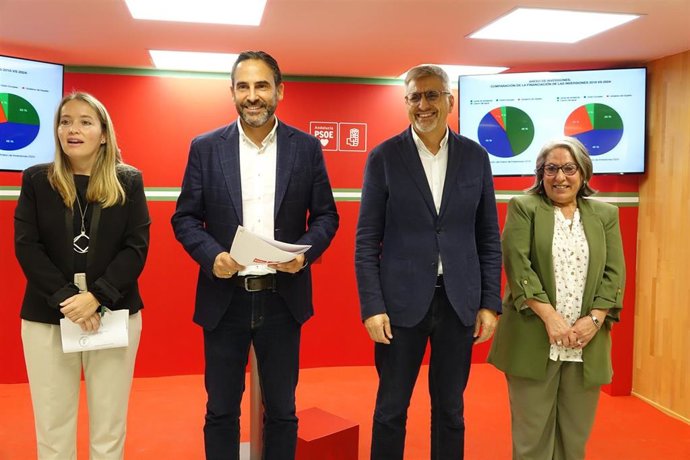 El secretario general del PSOE de Málaga, Daniel Pérez, junto con los parlamentarios andaluces Alicia Murillo y Josele Aguilar y la concejala Mari Carmen Sánchez