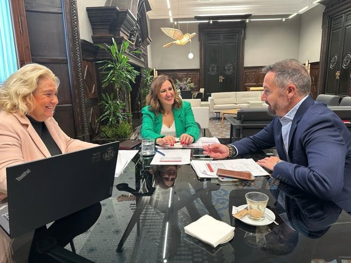 La alcaldesa de Valncia, María José Catalá, se ha reunido con la concejala de Hacienda, María José Ferrer San Segundo y primera teniente de alcalde, y con el segundo teniente de alcalde, Juanma Badenas, para terminar de perfilar las cuentas municipales