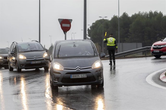 Archivo - Un agente de la Guardia Civil agiliza el tráfico en la carretera A-1, a 29 de octubre de 2021, en Madrid (España). A partir de las 15:00 horas, arranca el operativo especial de la DGT por el puente de Todos los Santos en el que se prevén 5,53 