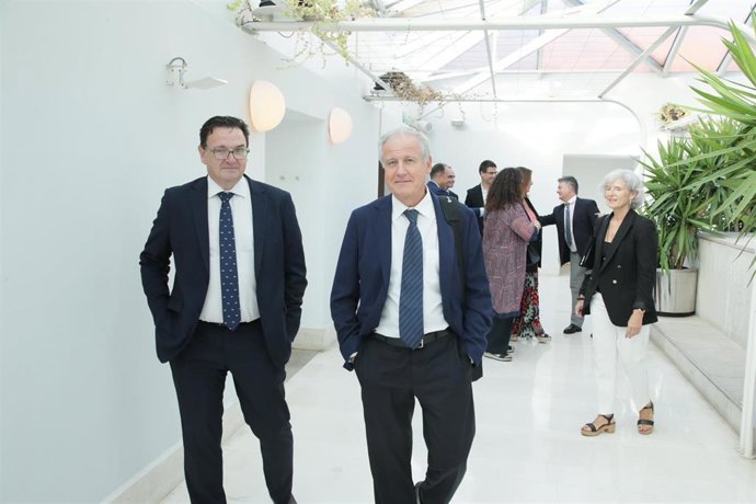 Archivo - Eduardo Arasti comparece, acompañado de su equipo, en el Parlamento de Cantabria