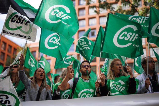 Un grupo personas sujeta una pancarta durante una concentración de la Central Sindical Independiente y de Funcionarios (CSIF), frente al Ministerio de Sanidad, a 18 de octubre de 2023, en Madrid (España). Durante la concentración se ha reclamado un refuer