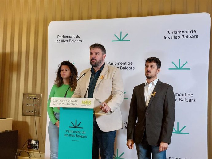 El coordinador general de MÉS per Mallorca y portavoz parlamentario, Lluis Apesteguia, en rueda de prensa, acompañado por diputados de la formación, en el Parlament.