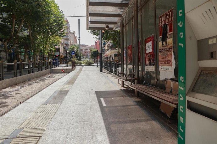 Archivo - Una parada del tranvía de Jaén.