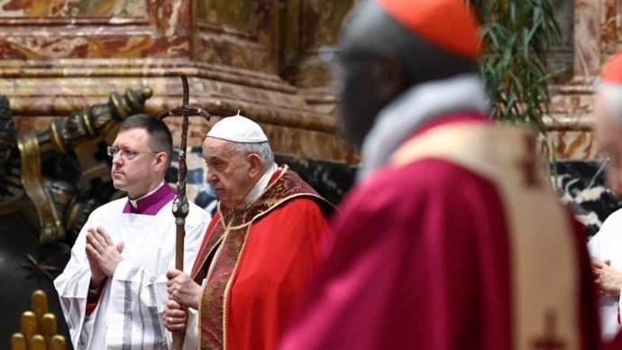 El Papa Francisco en la misa en memoria de Benedicto XVI y los cardenales y obispos difuntos.