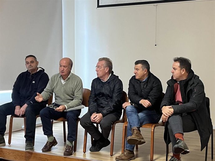 Luis Venta, segundo por la izquierda