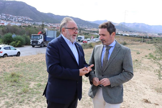El secretario general del PP de Málaga, José Ramón Carmona,  junto con al alcalde de Alhaurín de la Torre y presidente del PP local, Joaquín Villanova