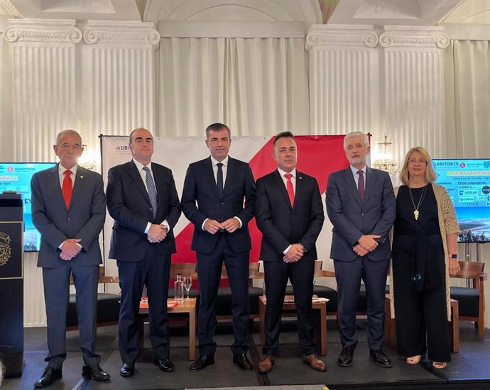 El vicepresidente de Canarias, Manuel Domínguez (c), en la celebración del 'Día del Auditor'