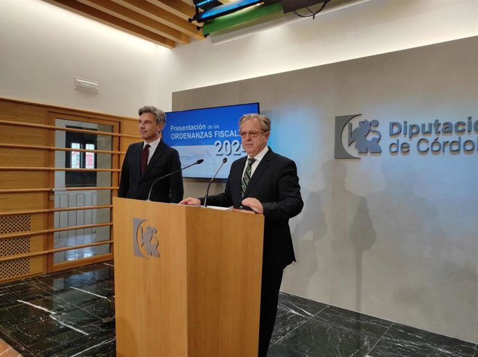 El presidente de la Diputación de Córdoba, Salvador Fuentes (dcha.), junto al presidente de Epremasa, Andrés Lorite, en rueda de prensa.