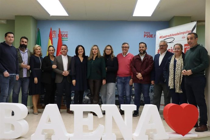 Crespín y Serrano (centro), con otros cargos públicos y orgánicos de su partido.