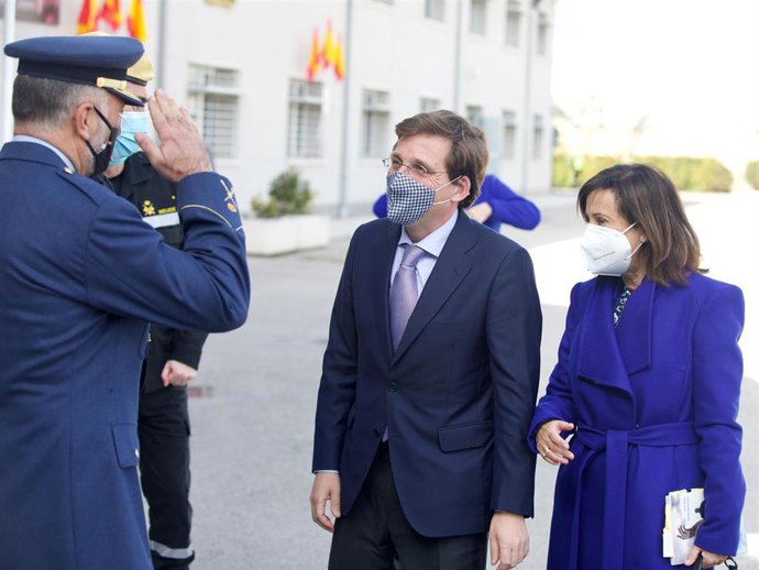 Archivo - La ministra de Defensa, Margarita Robles, y el alcalde de Madrid, Jose Luis Martínez Almeida saludan al general de división del ejército del Aire, Pablo Guillén García, durante el acto de reconocimiento a la Unidad Militar de Emergencias (UME)