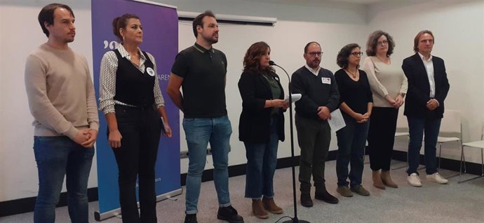 Idurre Eskisabel (en el centro), junto a representantes de las principales asociaciones en favor del catalán, gallego y asturiano.