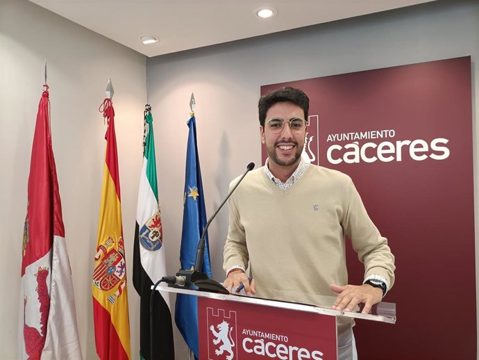 El portavoz del Gobierno local de Cáceres, Ángel Orgaz, en una rueda de prensa