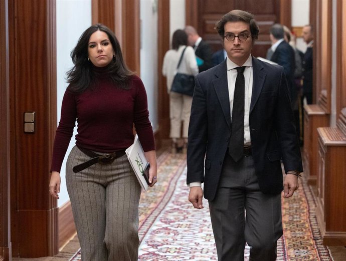 La portavoz de Vox en el Congreso, Pepa Millán, y el secretario general del Grupo Parlamentario VOX, José María Figaredo