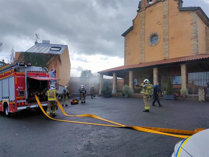 Intervención de bomberos en un incendio declarado en las inmediaciones de la iglesia del Cristo de las Cadenas, en Oviedo
