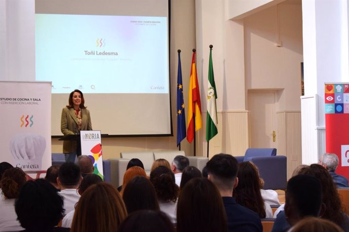 La tercera promoción de cocina del estudio 'Cantera' de la Fundación El Pimpi, formado por 16 alumnos, se ha graduado este viernes en el centro de innovación social La Noria de la Diputación de Málaga