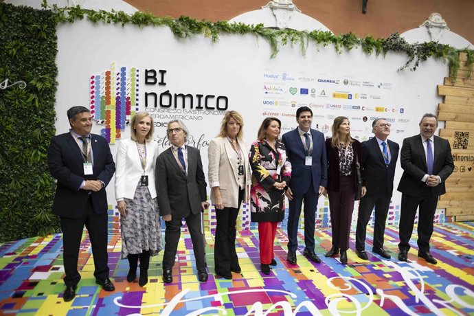 Autoridades en la inauguración de Binómico en Huelva.
