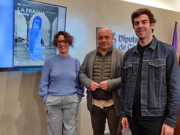 El delegado de Cultura de la Diputación de Córdoba y presidente de la Fundación Botí, Gabriel Duque (centro), junto a los comisarios de 'La fragua'.