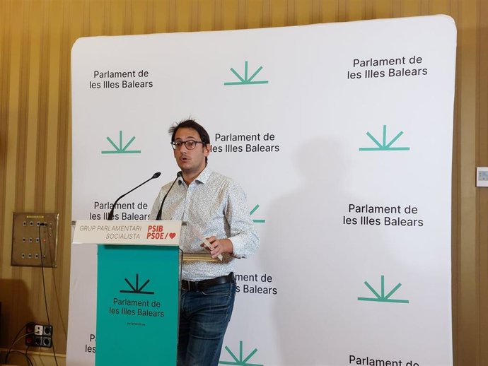 El portavoz parlamentario del PSIB-PSOE, Iago Negueruela, en rueda de prensa.
