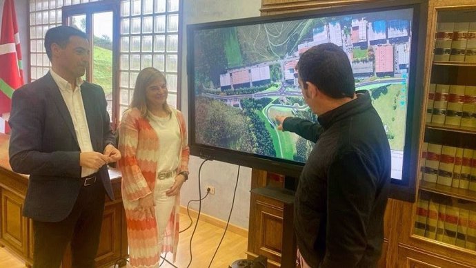 El alcalde de Mallabia, Igor Agirre, y el diputado de Infraestructuras y Desarrollo Territorial, Imanol Pradales presentan el proyecto de mejora de la seguridad vial de la BI-2301.