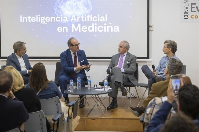 Mesa de redonda de presentación de la guía elaborada por José Antonio Trujillo, doctor del Hospital Quirónsalud Málaga, vicepresidente segundo del Colegio de Médicos de Málaga, escritor y médico humanista.