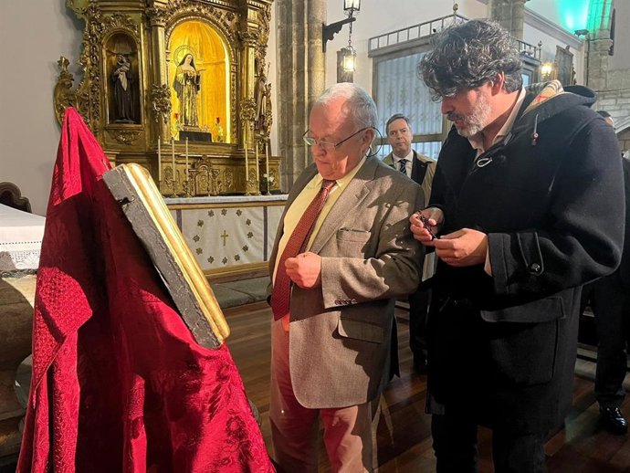 El consejero de Cultura, Turismo y Deporte de la Junta de CyL, Gonzalo Santonja, observa la restauración del 'Ecce Homo' en Santa María la Mayor de Béjar (Salamanca)