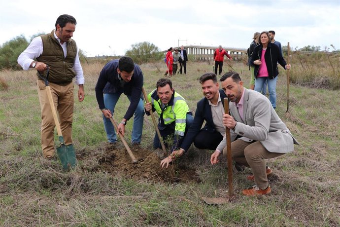 La Junta planta 680 árboles en Marismas del Odiel por la colaboración con la Gañafote Cup.