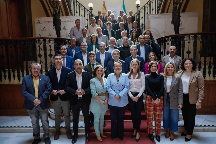 Entrega de resoluciones de ayuda a 35 OPFH de Almería.