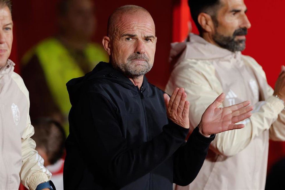 El entrenador del Granada, Paco López, en un duelo ante el Villarreal.