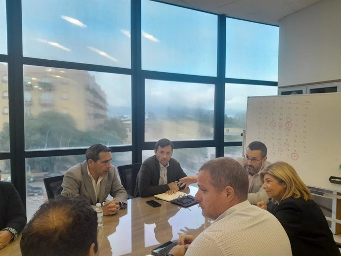 Junta y Ayuntamiento de La Línea abordan juntos las necesidades existentes en materia educativa